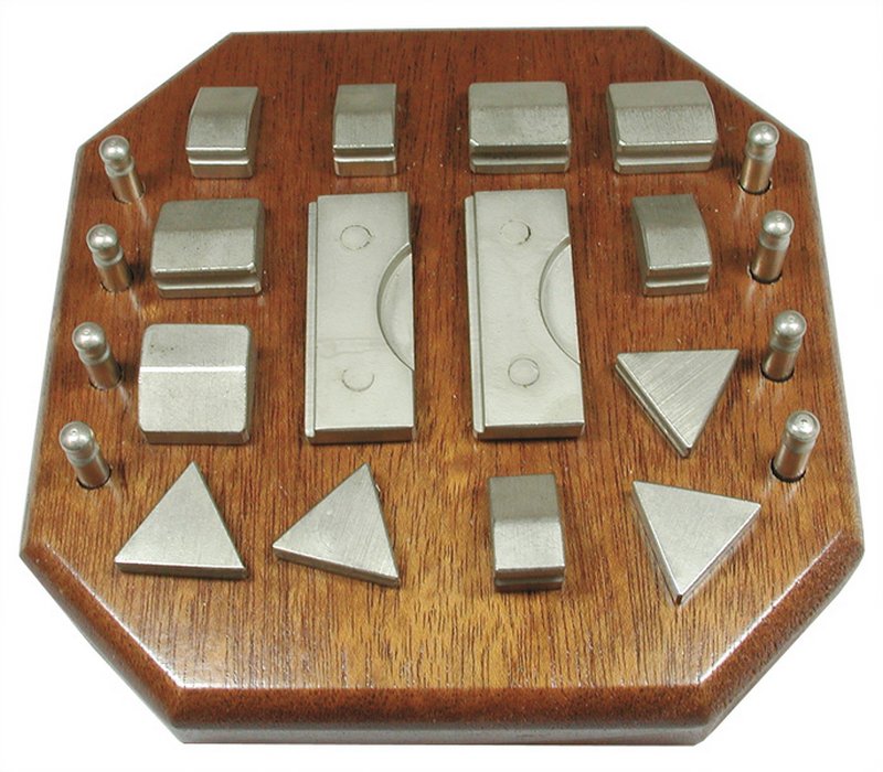 Spannteile auf Holzbrett